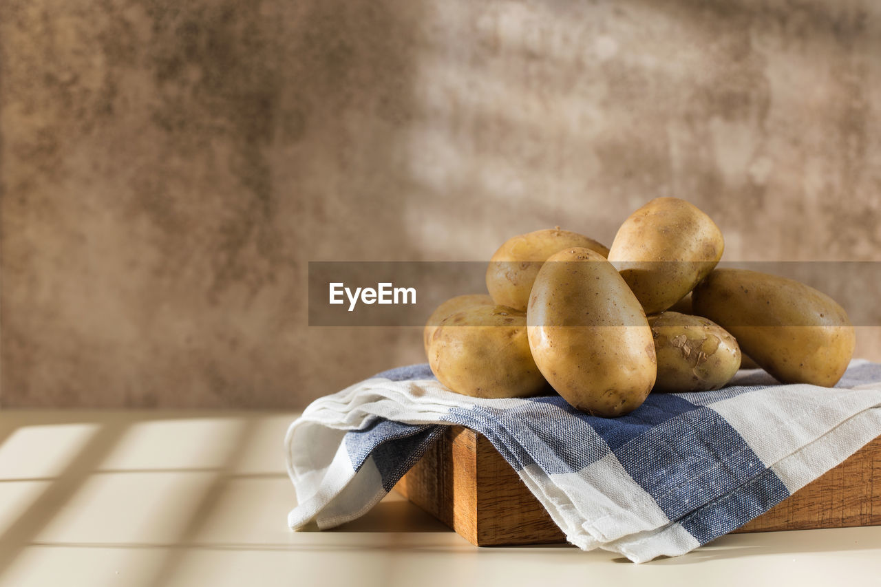 Raw potatoes on a napkin. the concept of harvesting, organic food.