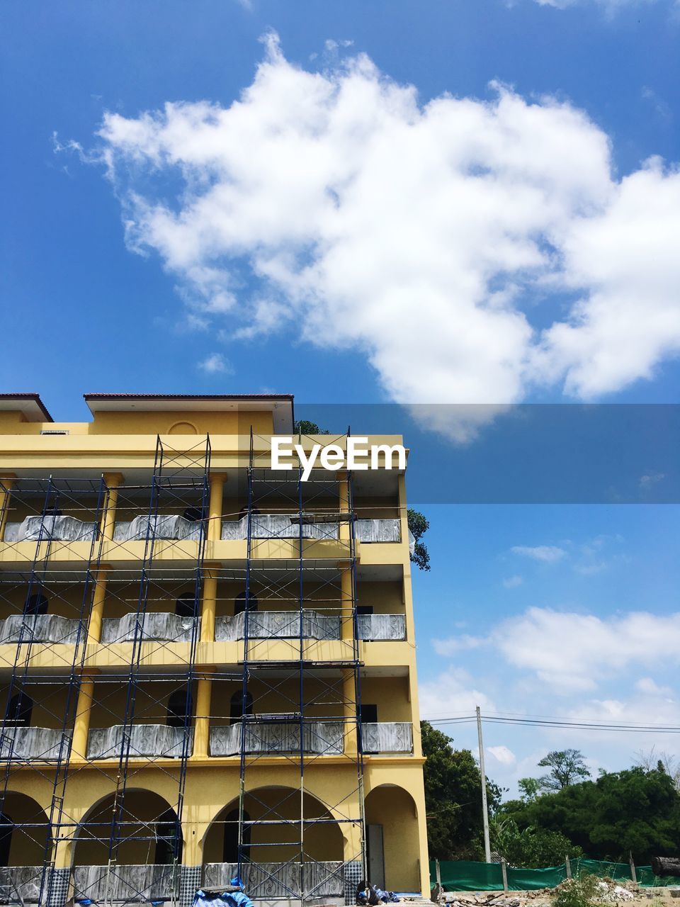 LOW ANGLE VIEW OF BUILDING AGAINST SKY