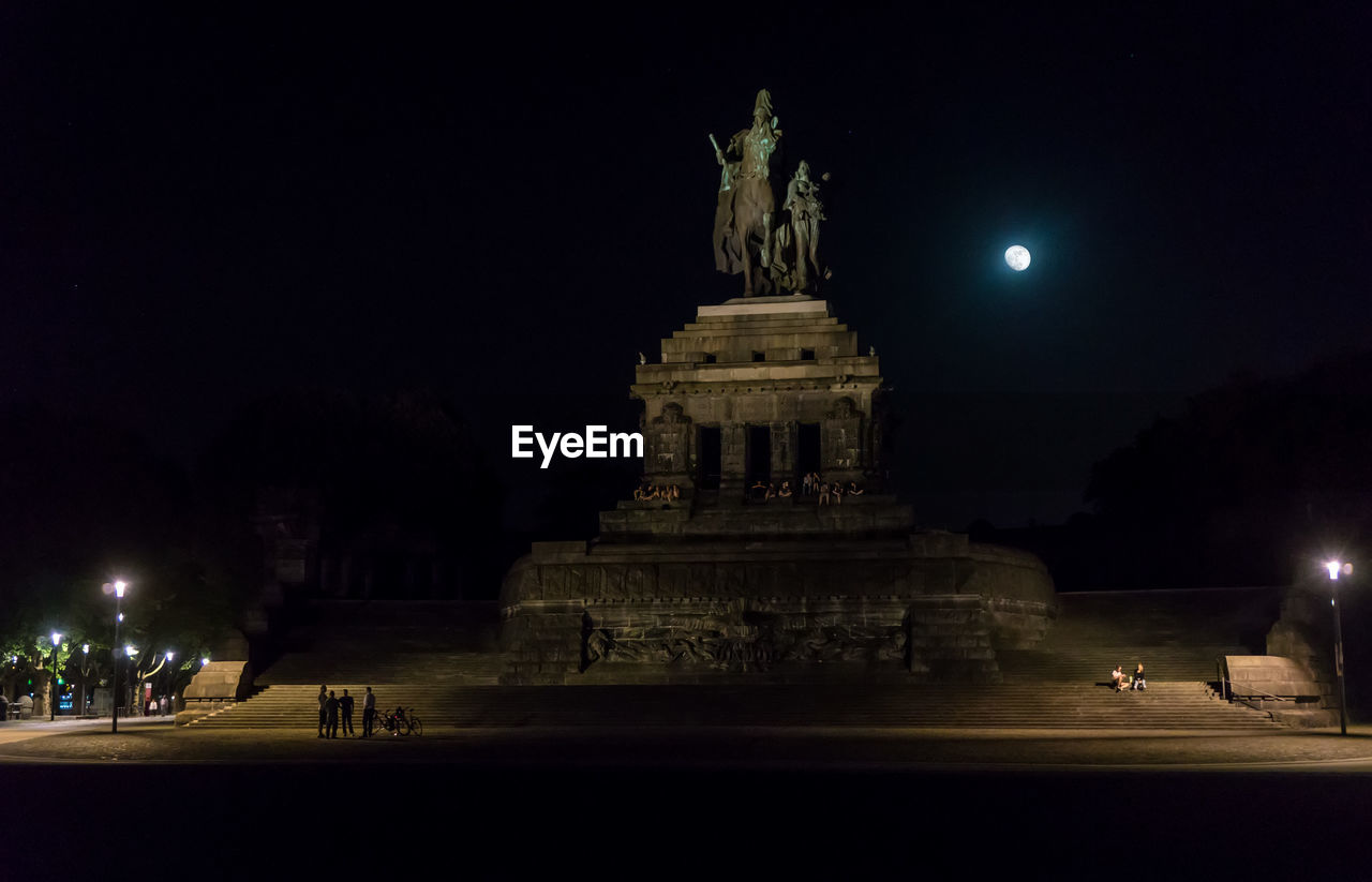 VIEW OF STATUE OF HISTORICAL BUILDING AT NIGHT