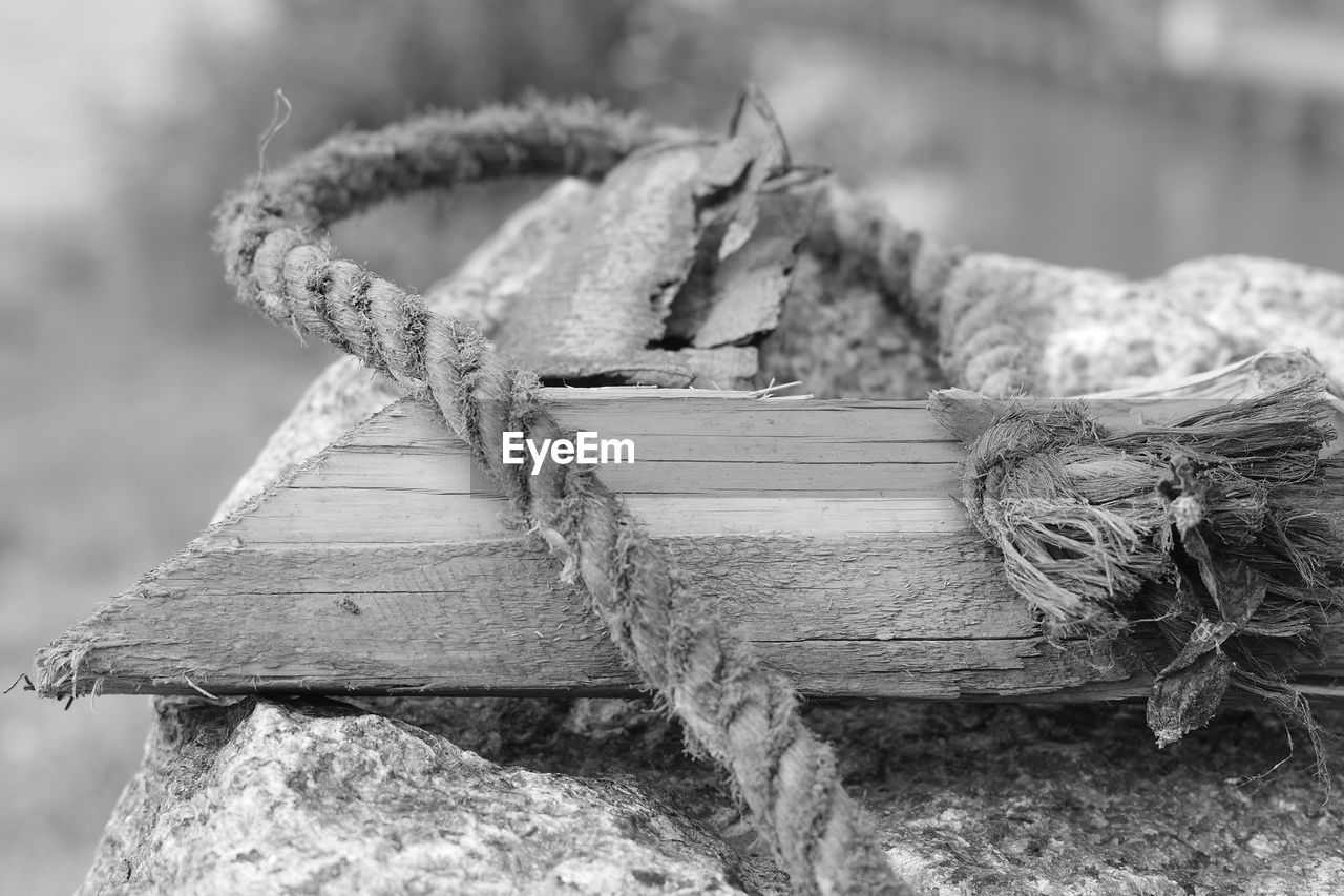 CLOSE-UP OF ROPE TIED ON WOODEN POST