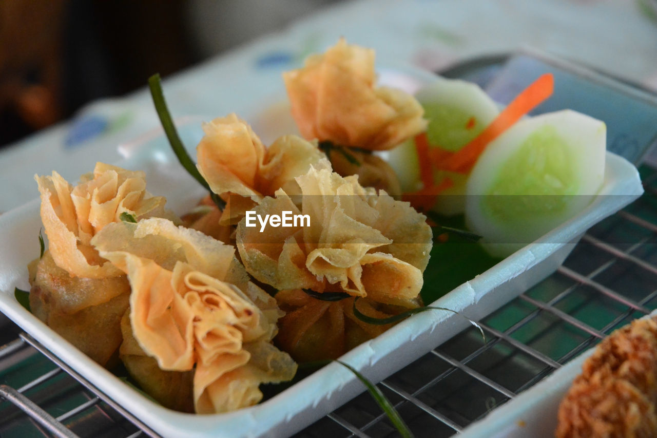 HIGH ANGLE VIEW OF CHOPPED FOOD IN PLATE