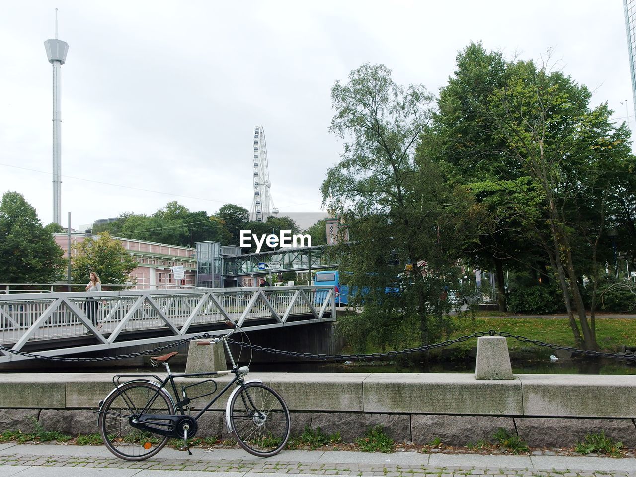 BICYCLE BY BUILDING IN CITY