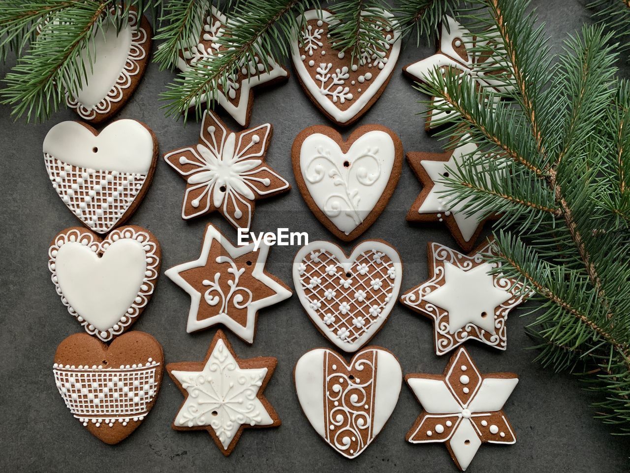 HIGH ANGLE VIEW OF COOKIES ON CHRISTMAS TREE AT HOME