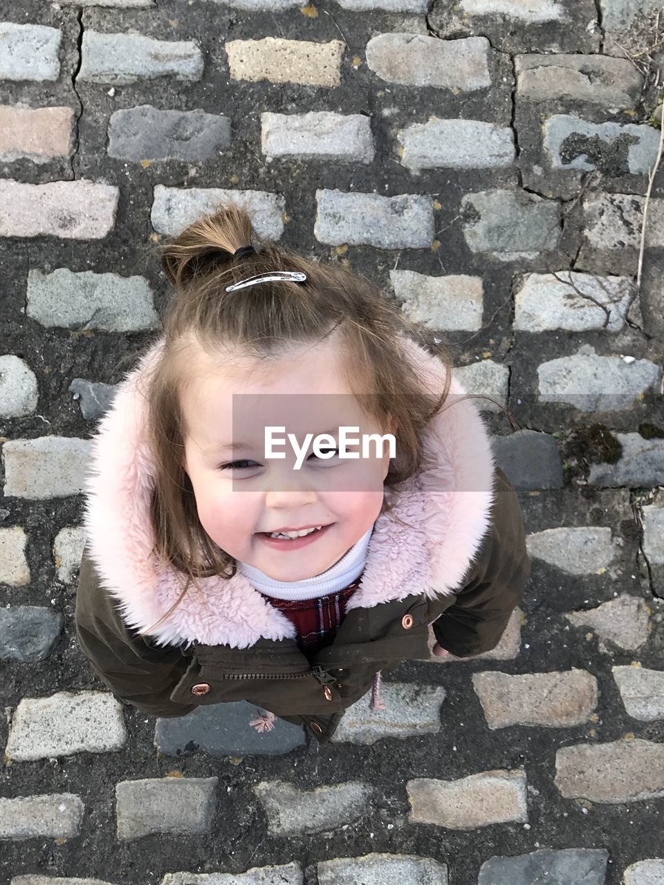 PORTRAIT OF CUTE GIRL SMILING