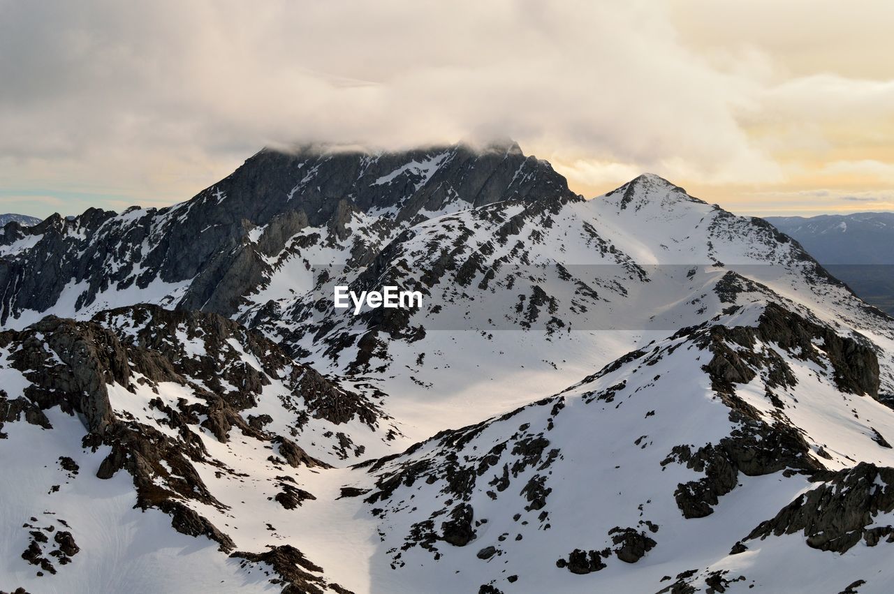 Ubiña ridge, in the central area of the cantabric range is a wild area with beautiful mountains. 