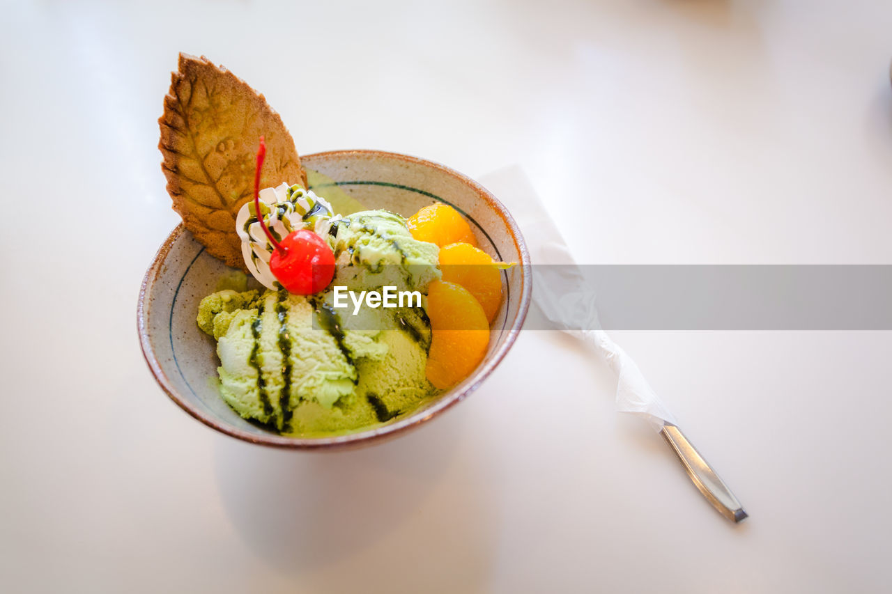 HIGH ANGLE VIEW OF FRUIT SALAD IN BOWL