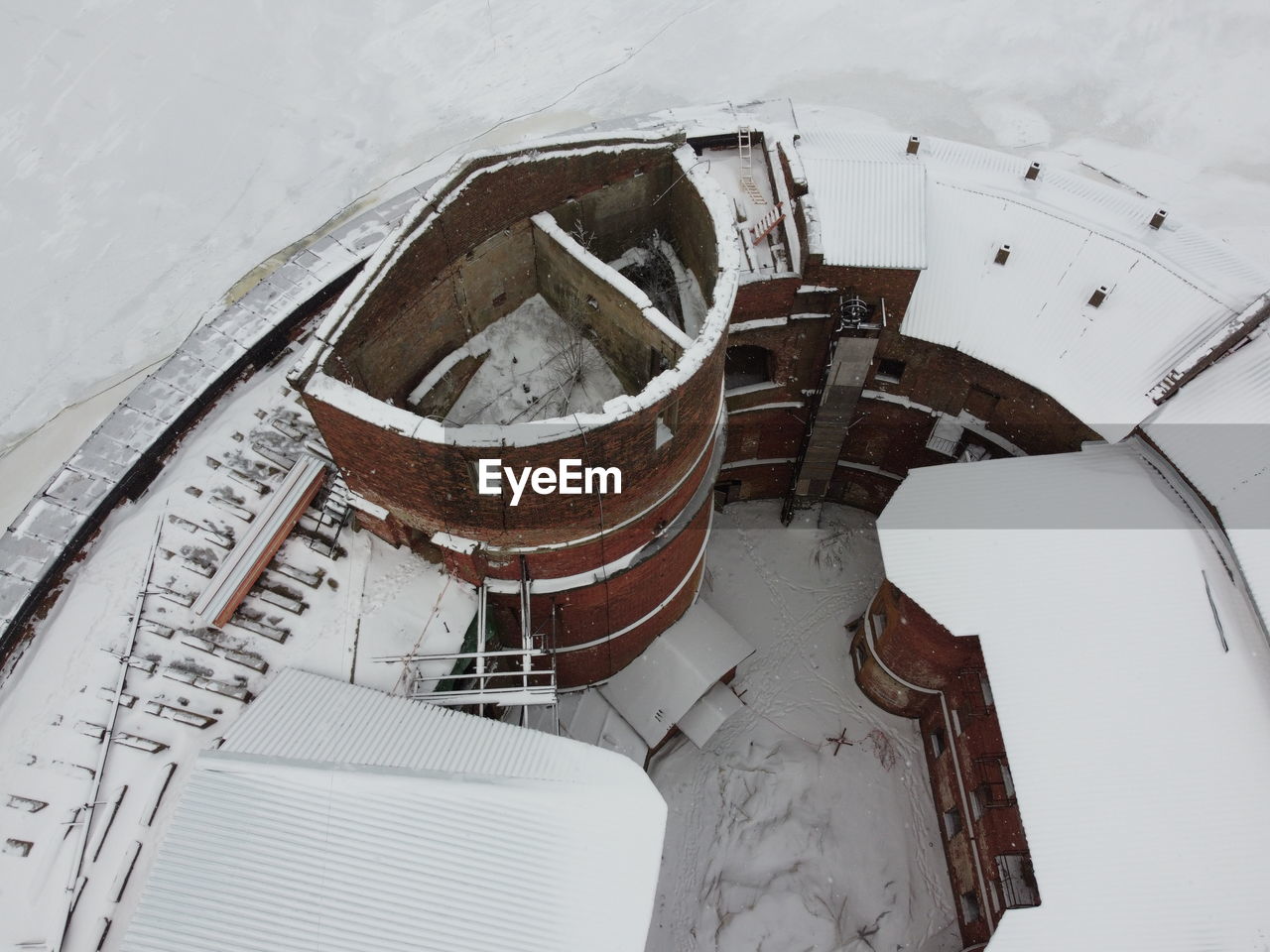 HIGH ANGLE VIEW OF FROZEN BUILDING