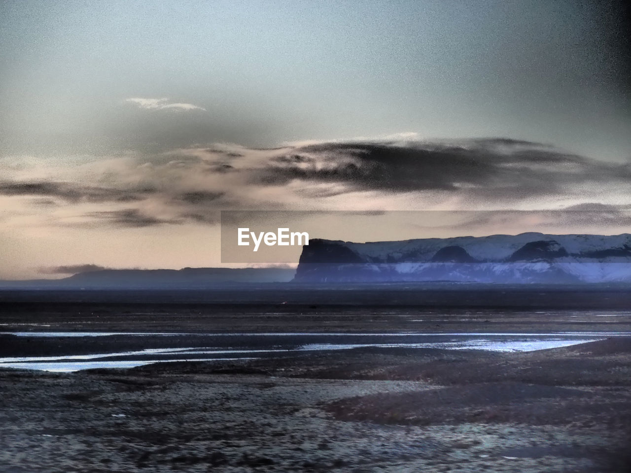 SCENIC VIEW OF SEA AND MOUNTAINS AGAINST SKY