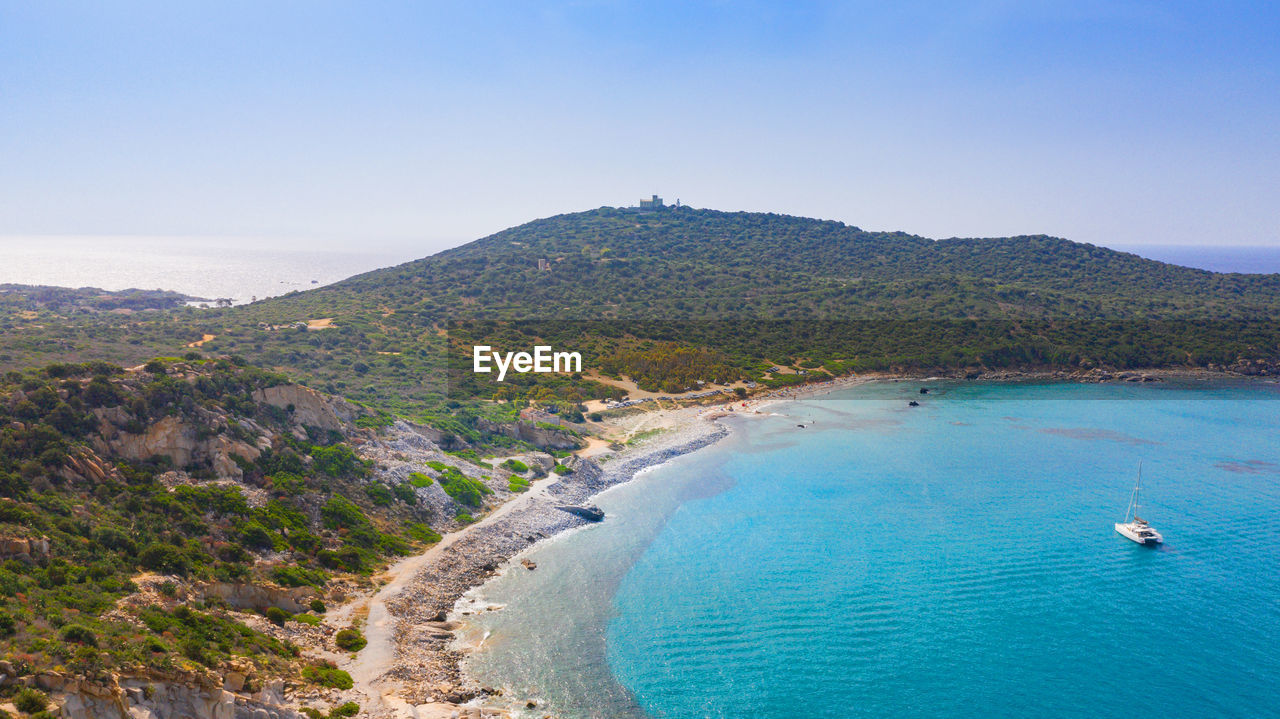 SCENIC VIEW OF SEA AND MOUNTAINS AGAINST SKY