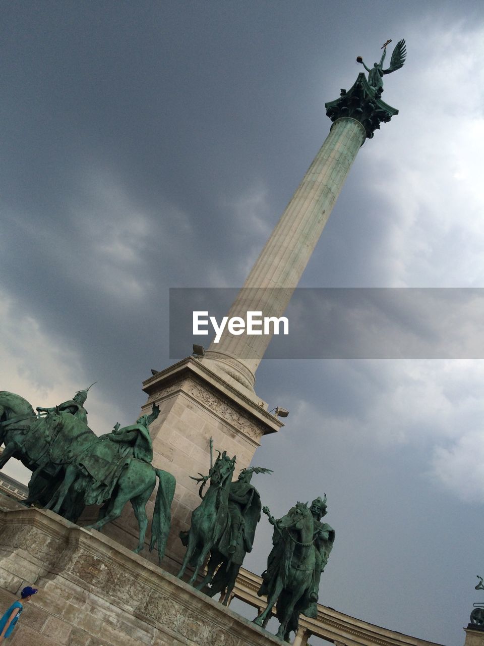 LOW ANGLE VIEW OF STATUE OF LIBERTY AGAINST CLOUDY SKY