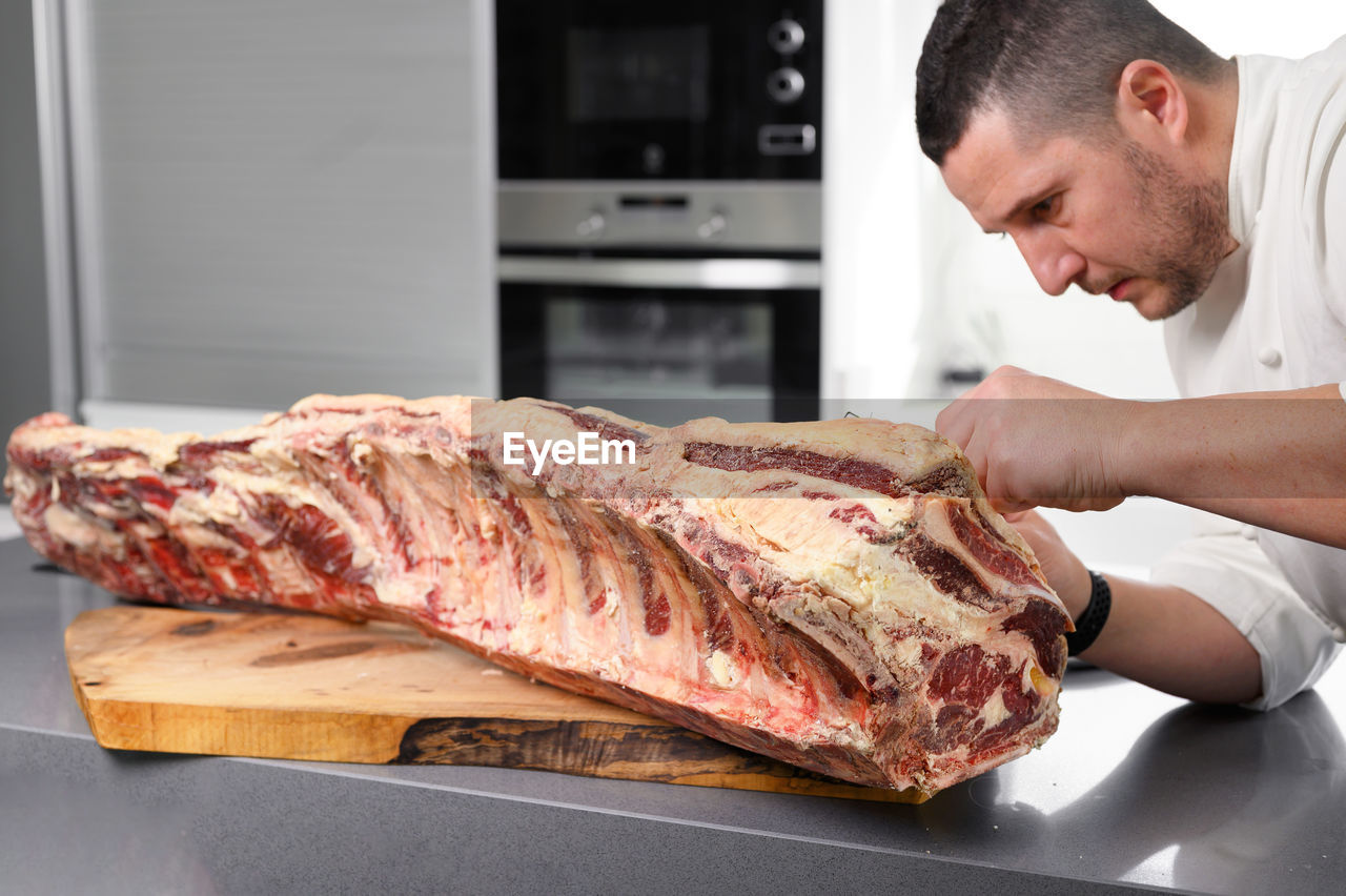 MIDSECTION OF MAN PREPARING FOOD