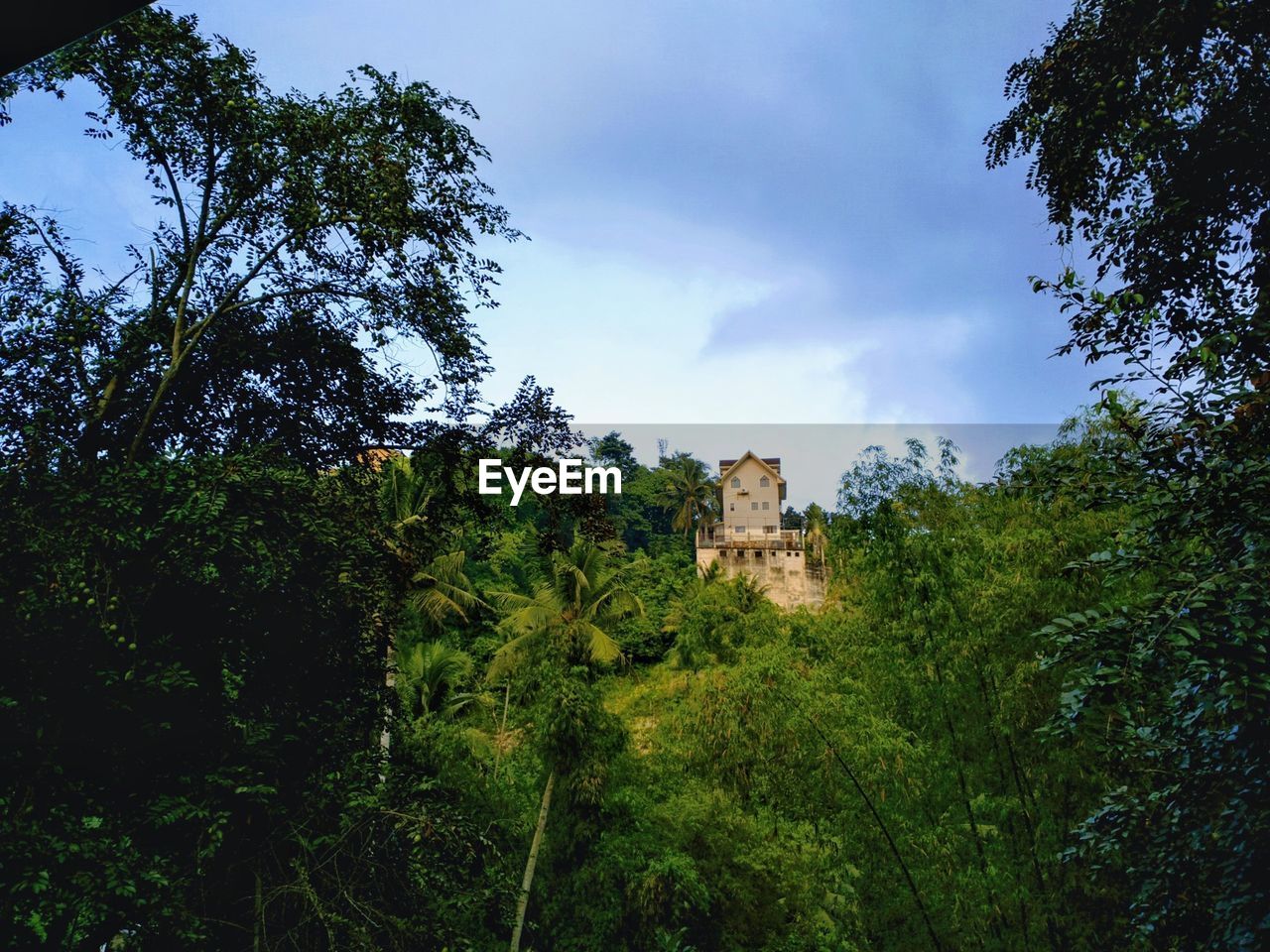 LOW ANGLE VIEW OF CASTLE AGAINST SKY