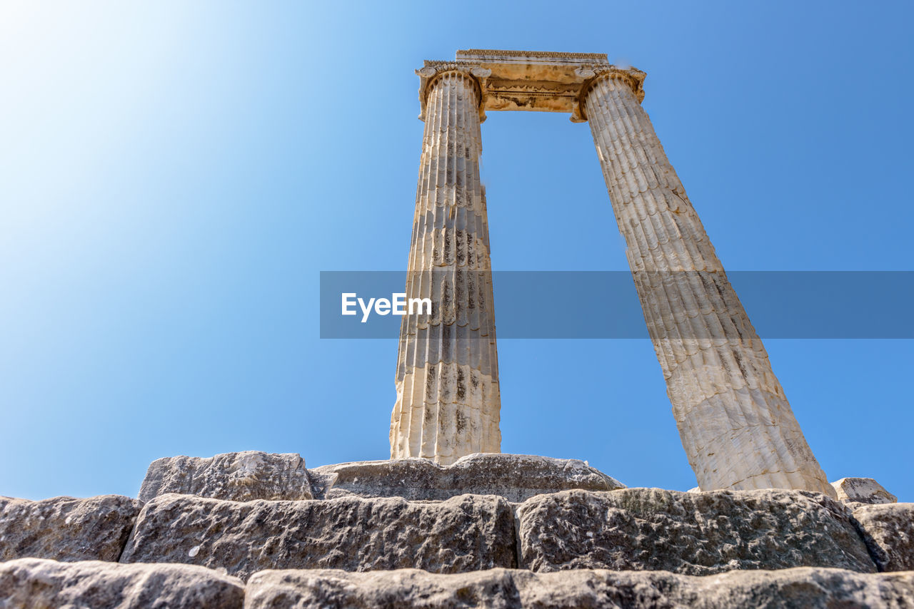 LOW ANGLE VIEW OF OLD RUIN AGAINST CLEAR SKY