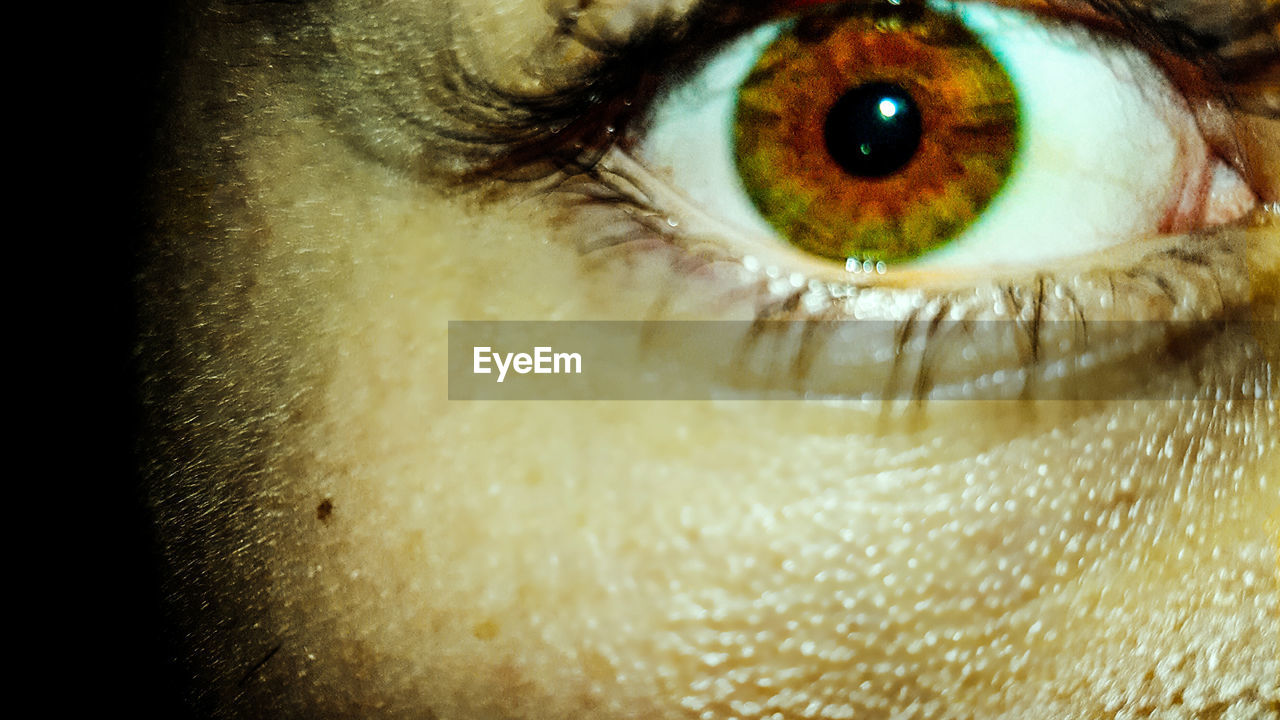 EXTREME CLOSE-UP OF EYE