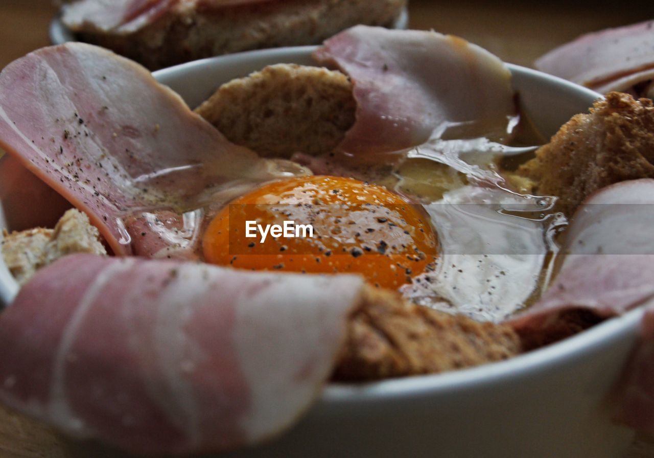 CLOSE-UP OF BREAD ON PLATE