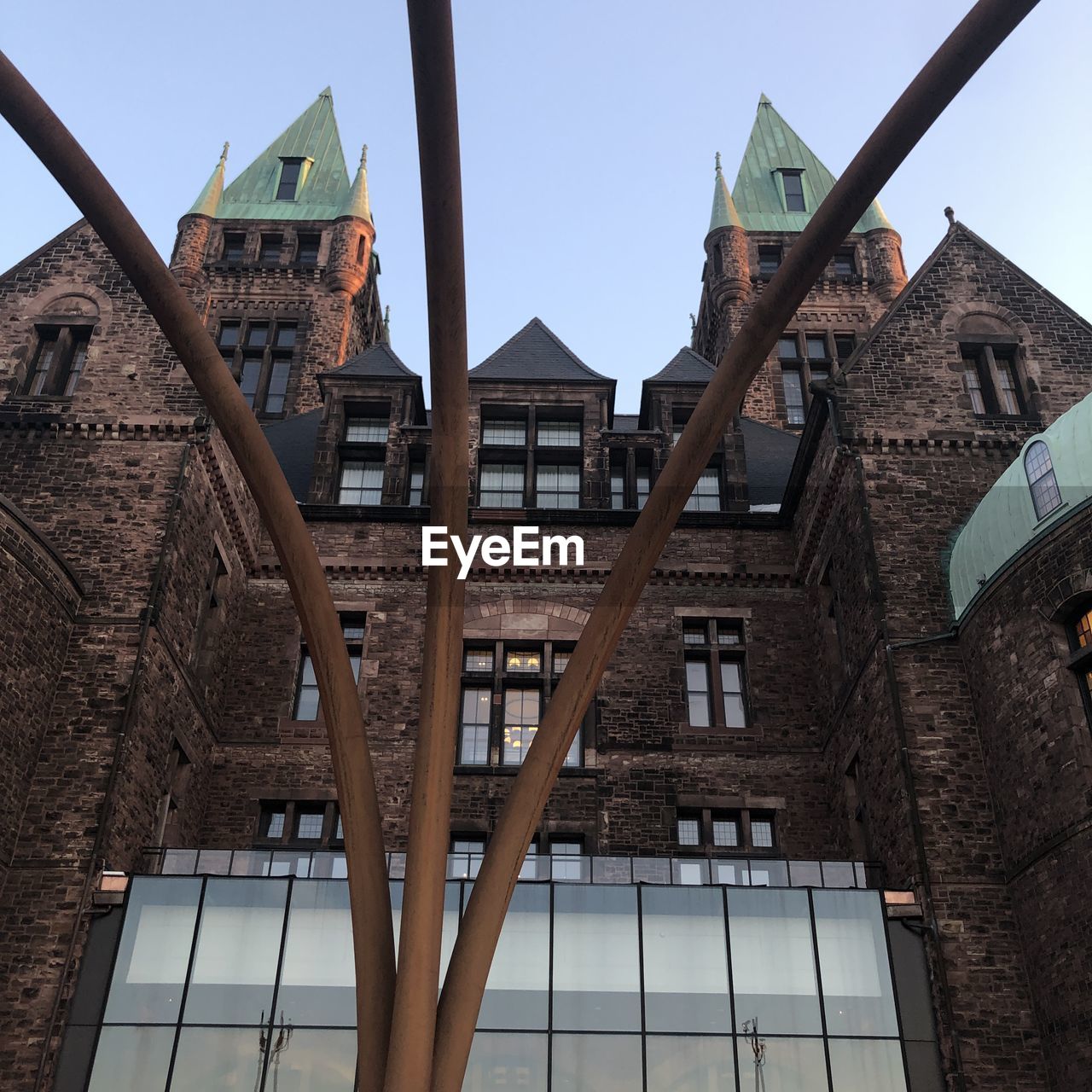 LOW ANGLE VIEW OF BUILDING AGAINST CLEAR SKY