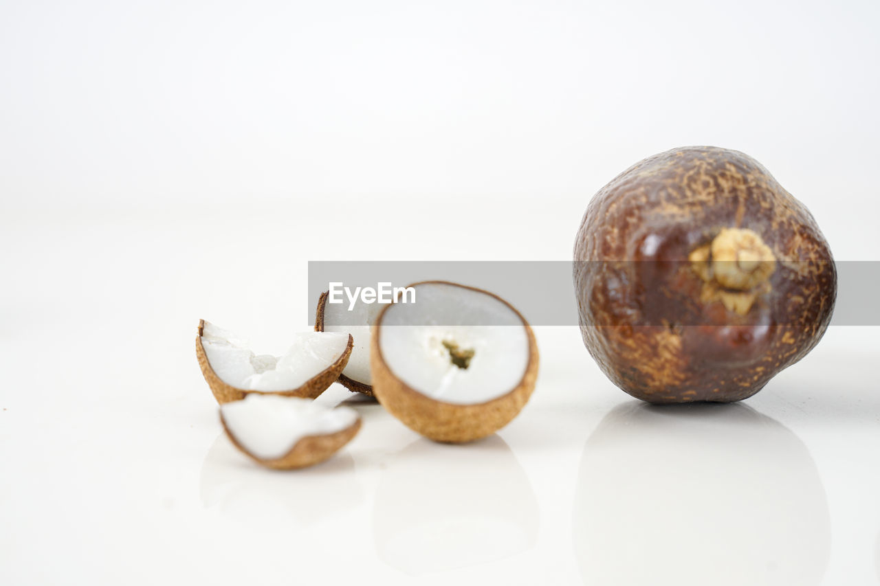 CLOSE-UP OF FRUITS IN PLATE