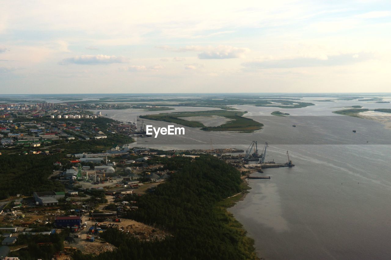 HIGH ANGLE VIEW OF TOWNSCAPE BY SEA