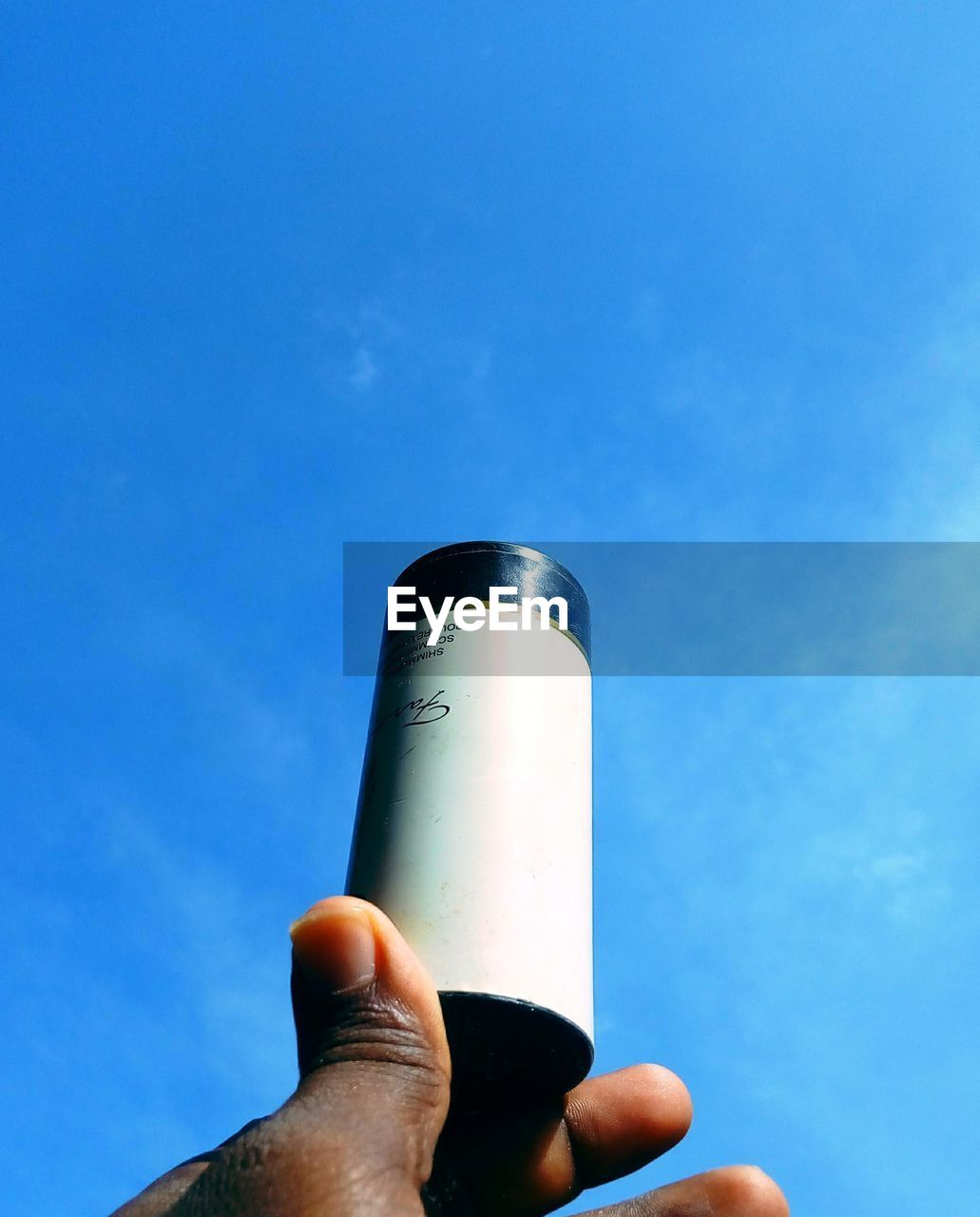 LOW ANGLE VIEW OF HAND HOLDING BLUE SKY
