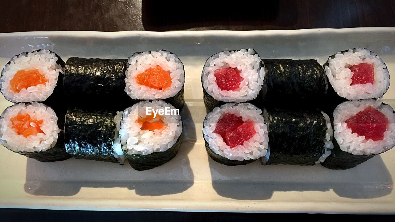 HIGH ANGLE VIEW OF SUSHI IN TRAY