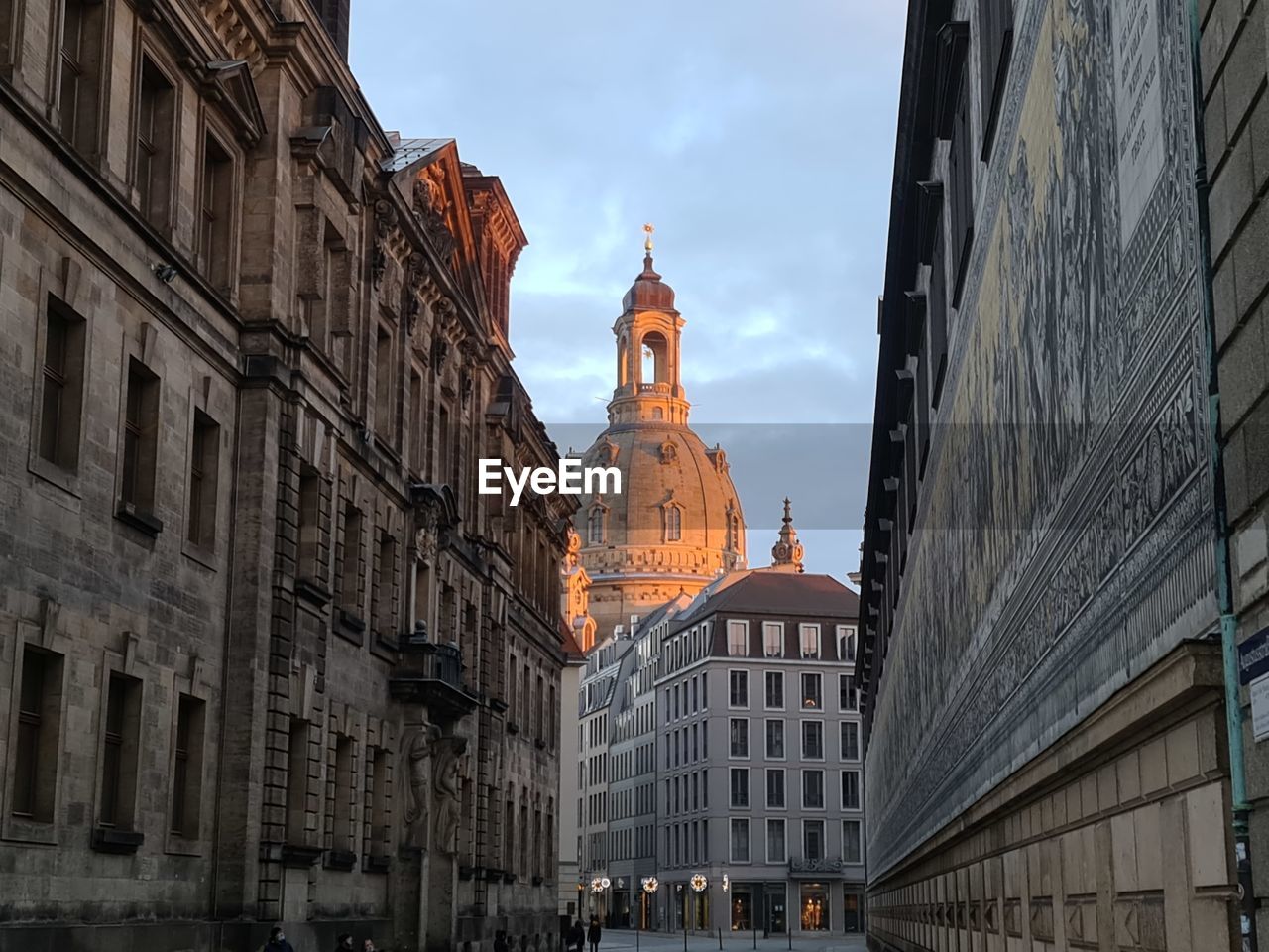 BUILDINGS IN CITY AGAINST SKY