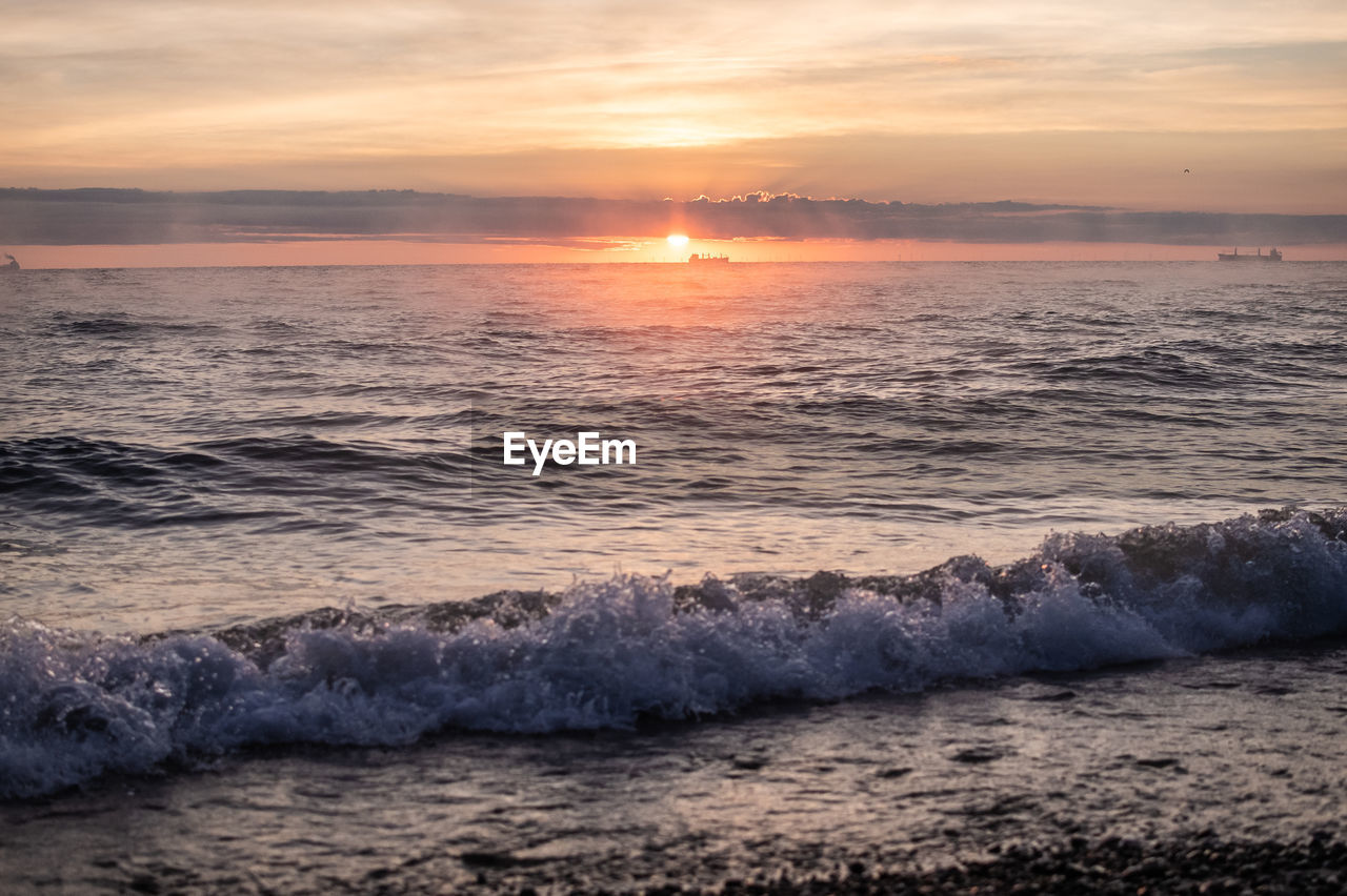 SCENIC VIEW OF SEA AGAINST SUNSET SKY
