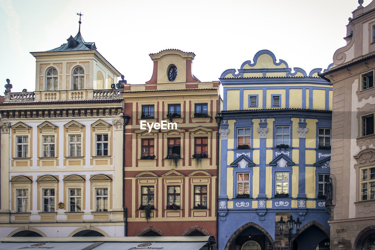 LOW ANGLE VIEW OF BUILDINGS AGAINST SKY