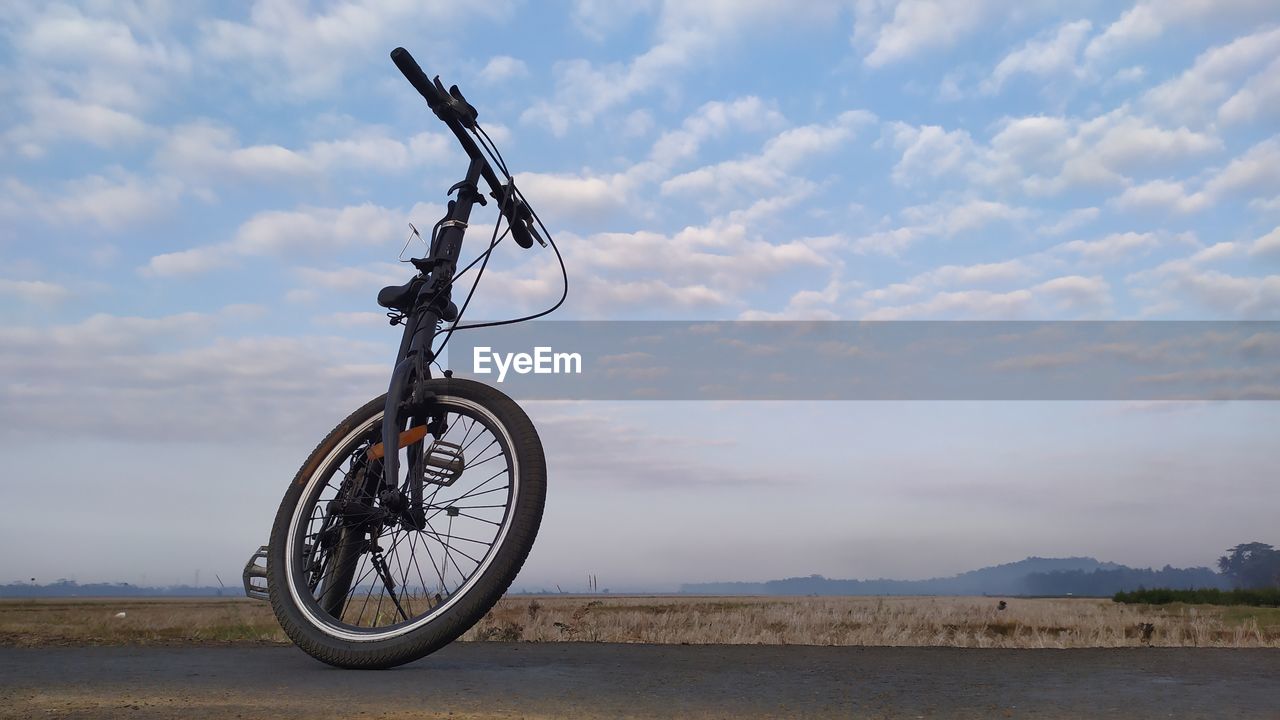 BICYCLE WHEEL ON ROAD