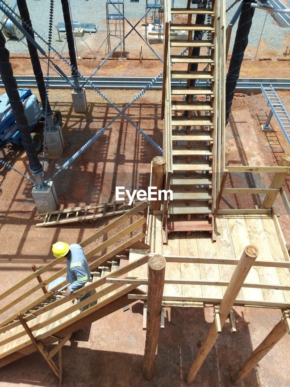 HIGH ANGLE VIEW OF CONSTRUCTION WORKER AT SITE