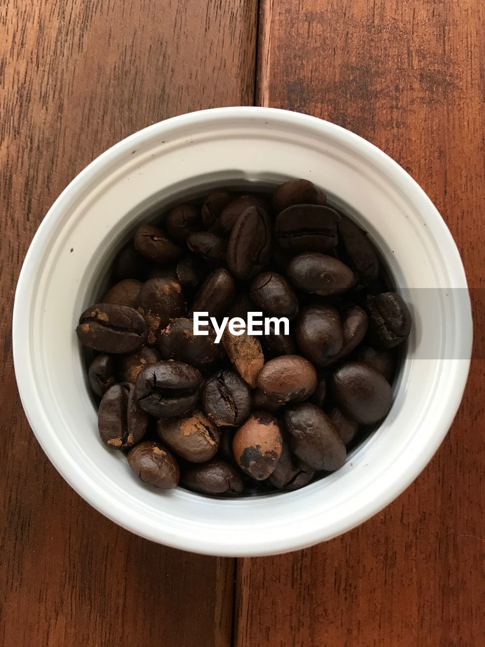 HIGH ANGLE VIEW OF COFFEE BEANS ON TABLE