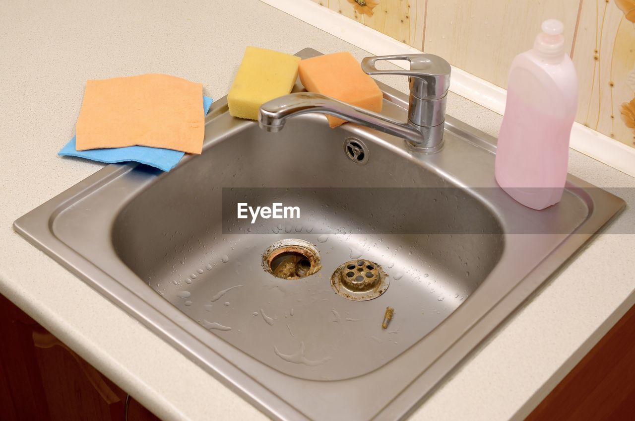 HIGH ANGLE VIEW OF FAUCET IN KITCHEN