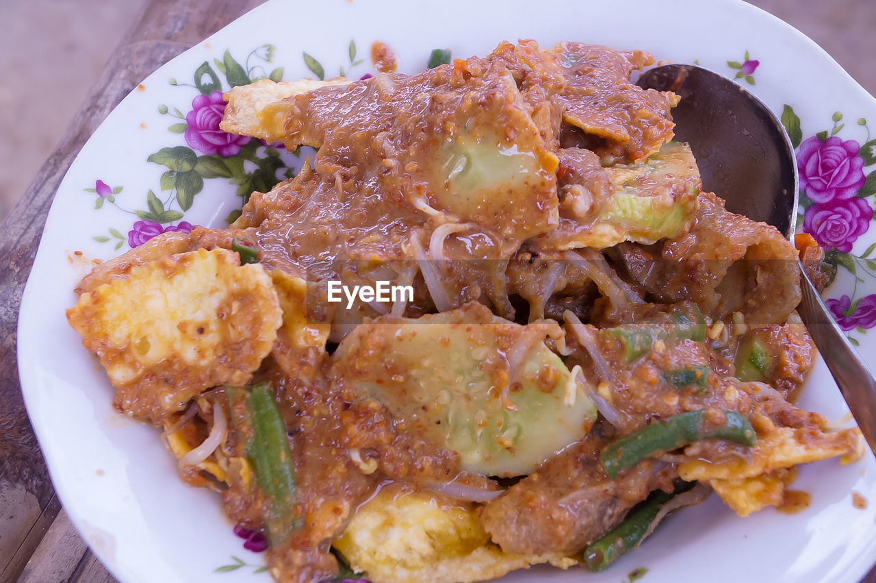 HIGH ANGLE VIEW OF FOOD SERVED IN PLATE