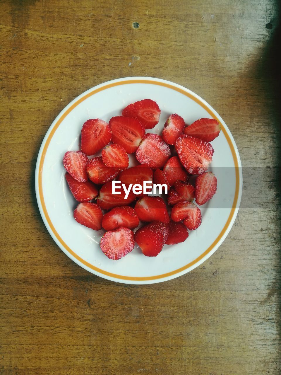 DIRECTLY ABOVE SHOT OF STRAWBERRIES IN PLATE