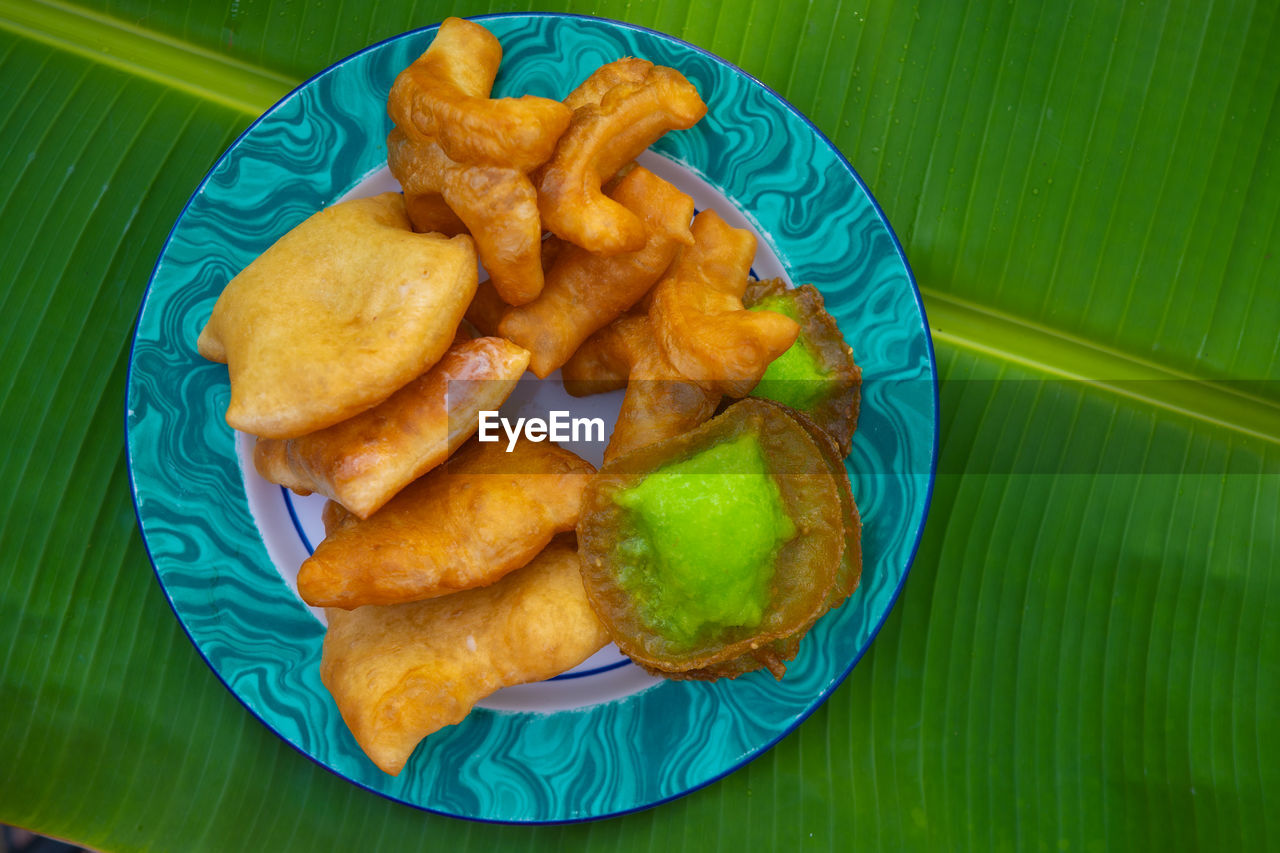 HIGH ANGLE VIEW OF FOOD IN PLATE