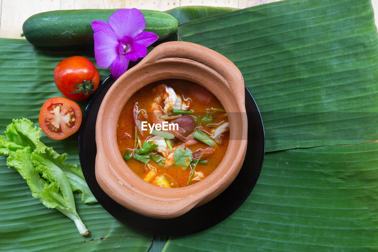 HIGH ANGLE VIEW OF VEGETABLES IN BOWL