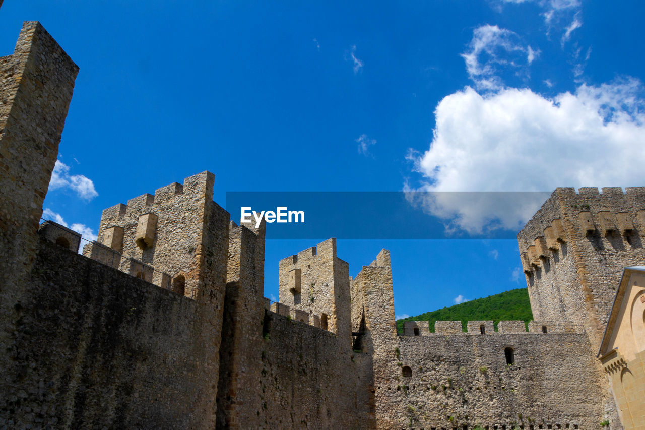 LOW ANGLE VIEW OF BUILDINGS AGAINST SKY