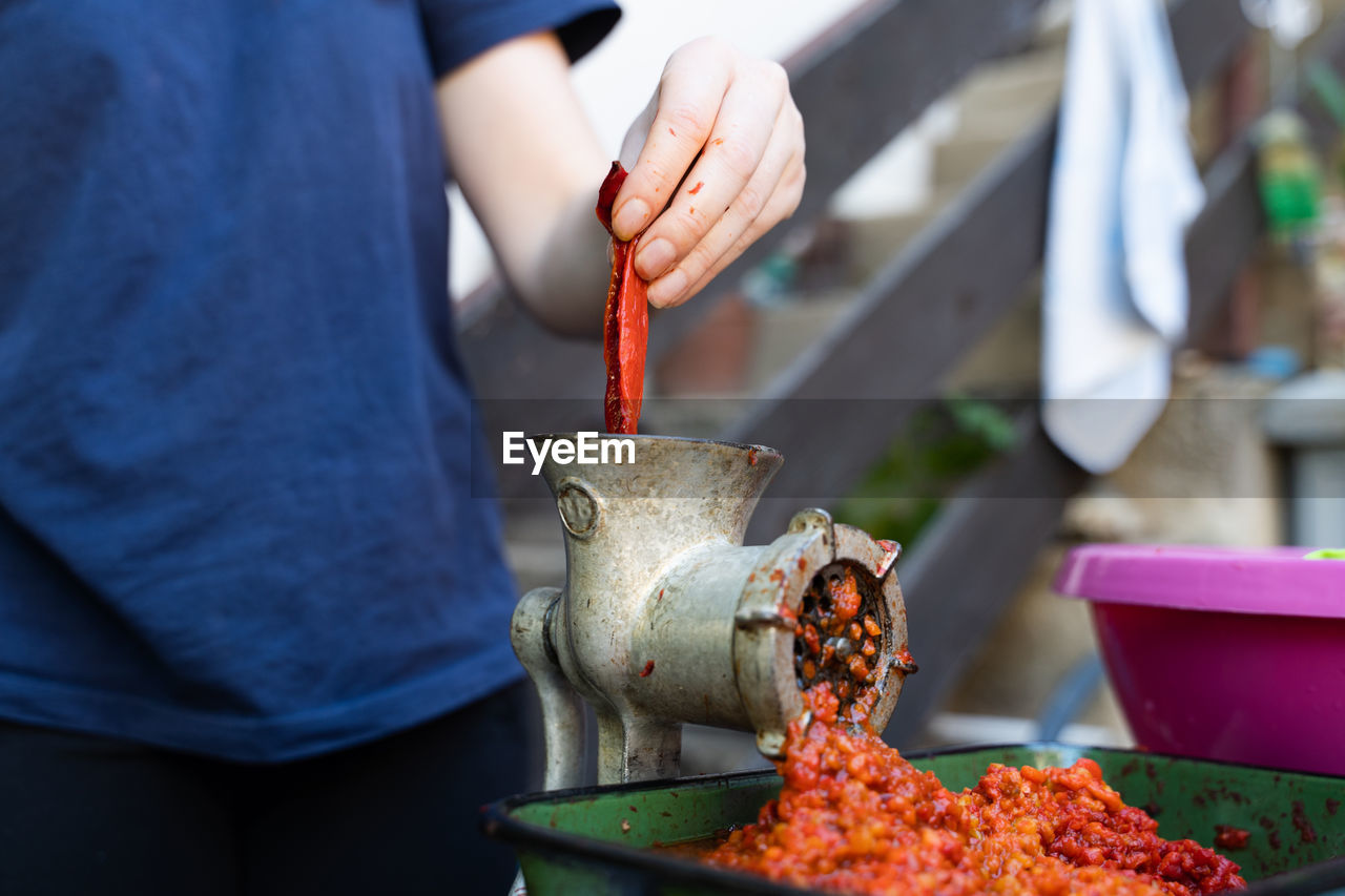 MIDSECTION OF PERSON PREPARING FOOD