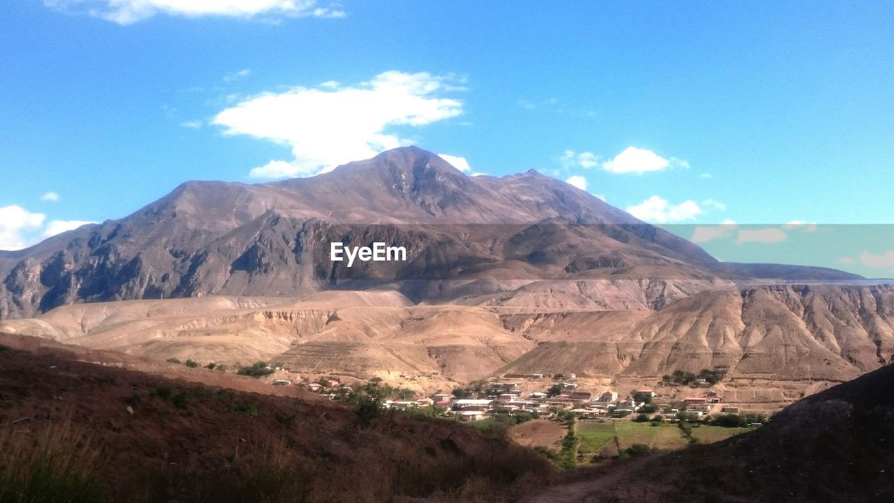 SCENIC VIEW OF MAJESTIC MOUNTAINS AGAINST SKY