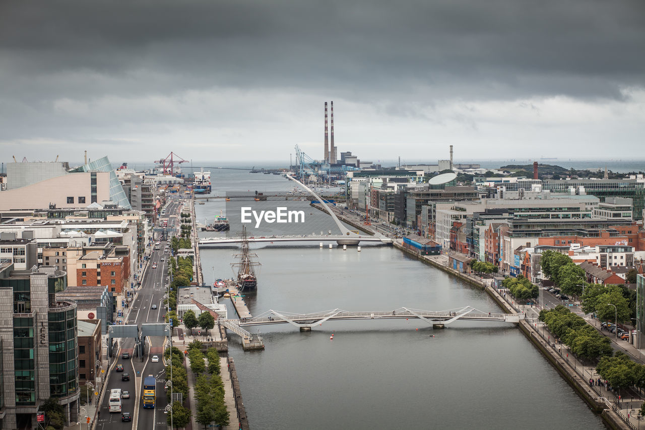 HIGH ANGLE VIEW OF CITY AT HARBOR