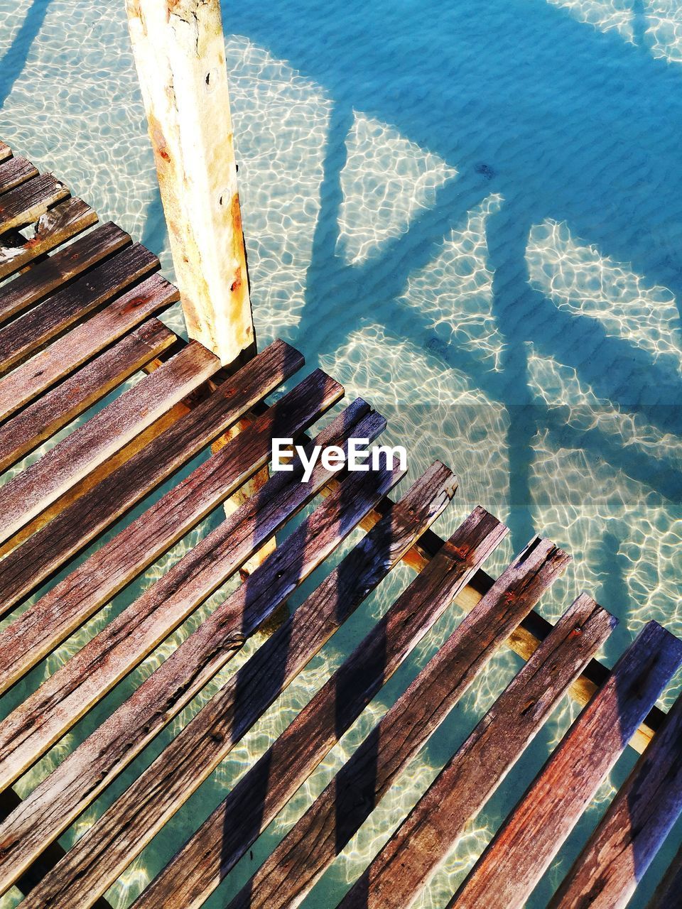 HIGH ANGLE VIEW OF PIER ON SEA