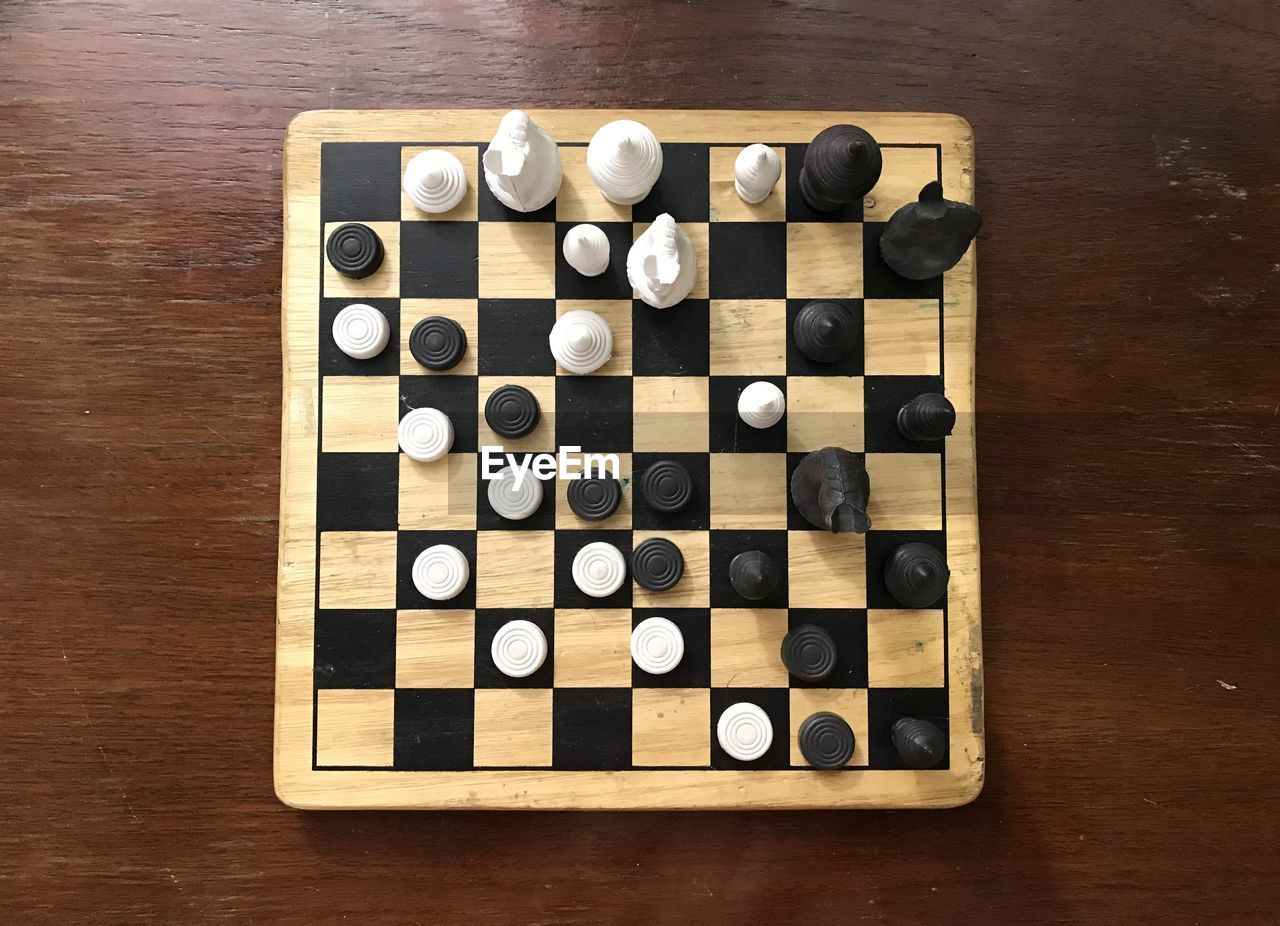 DIRECTLY ABOVE SHOT OF CHESS BOARD ON TABLE