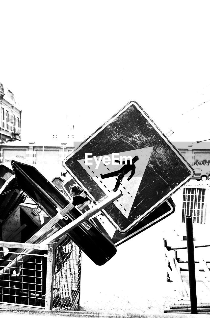 LOW ANGLE VIEW OF ROAD SIGN AGAINST BUILDING