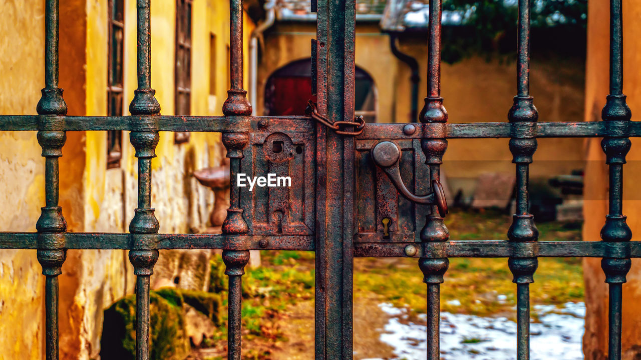 CLOSE-UP OF RUSTY METAL FENCE