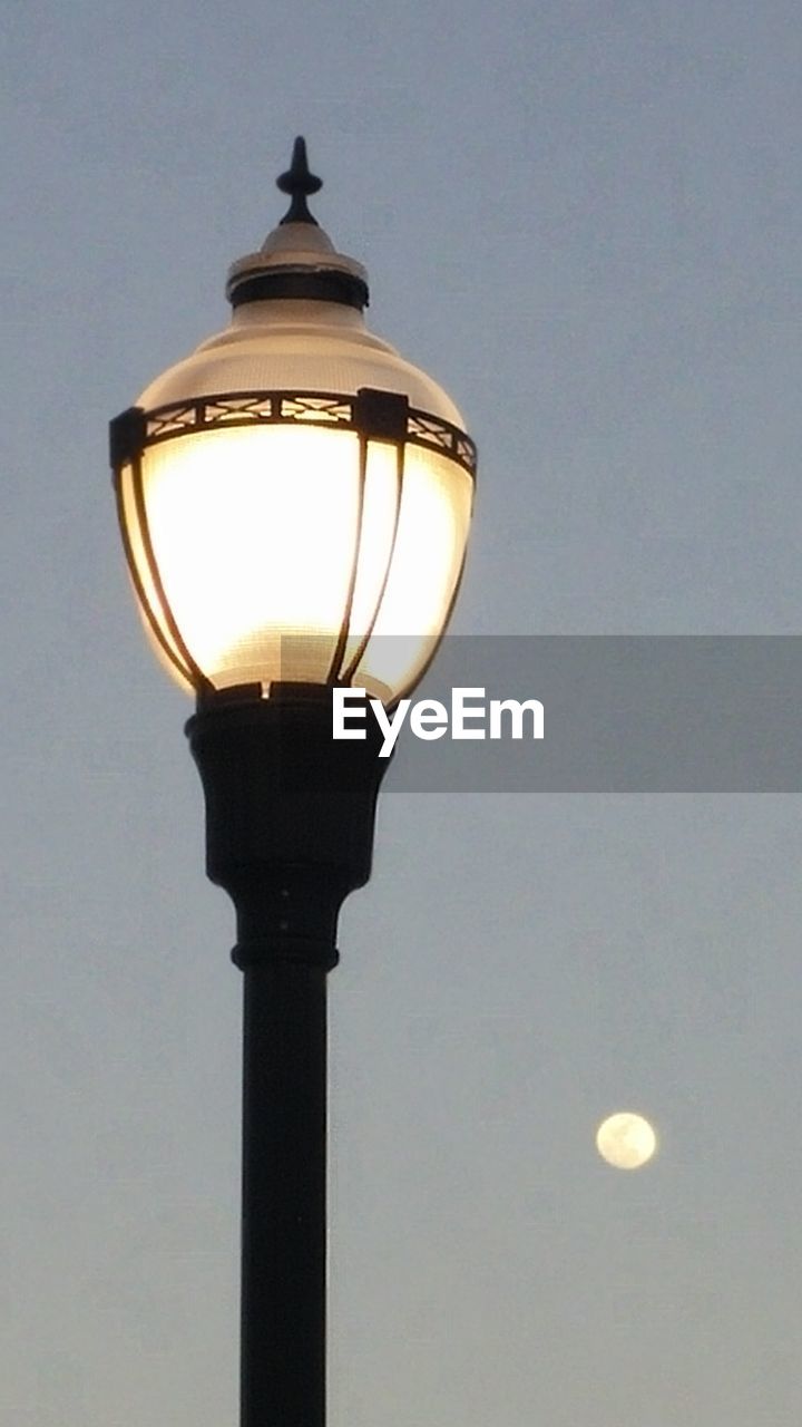 LOW ANGLE VIEW OF LIGHT BULB