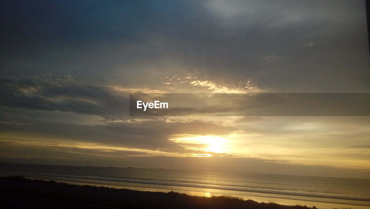 SCENIC VIEW OF SEA AGAINST SKY AT SUNSET