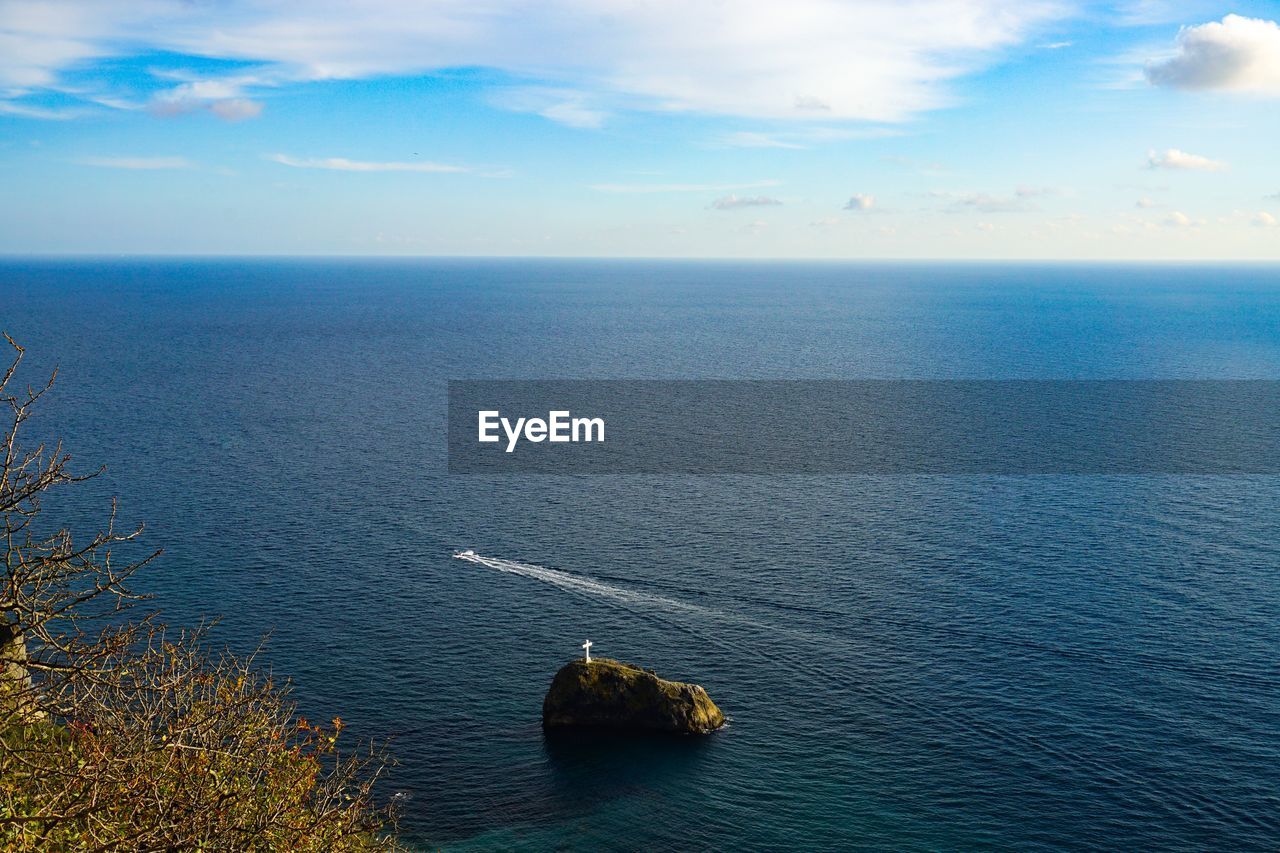 SCENIC VIEW OF SEASCAPE AGAINST SKY