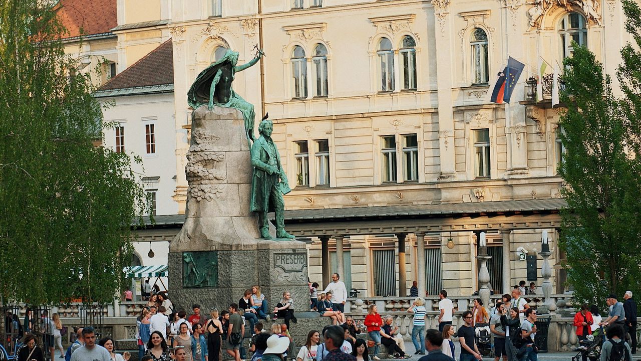 GROUP OF PEOPLE IN BUILDING