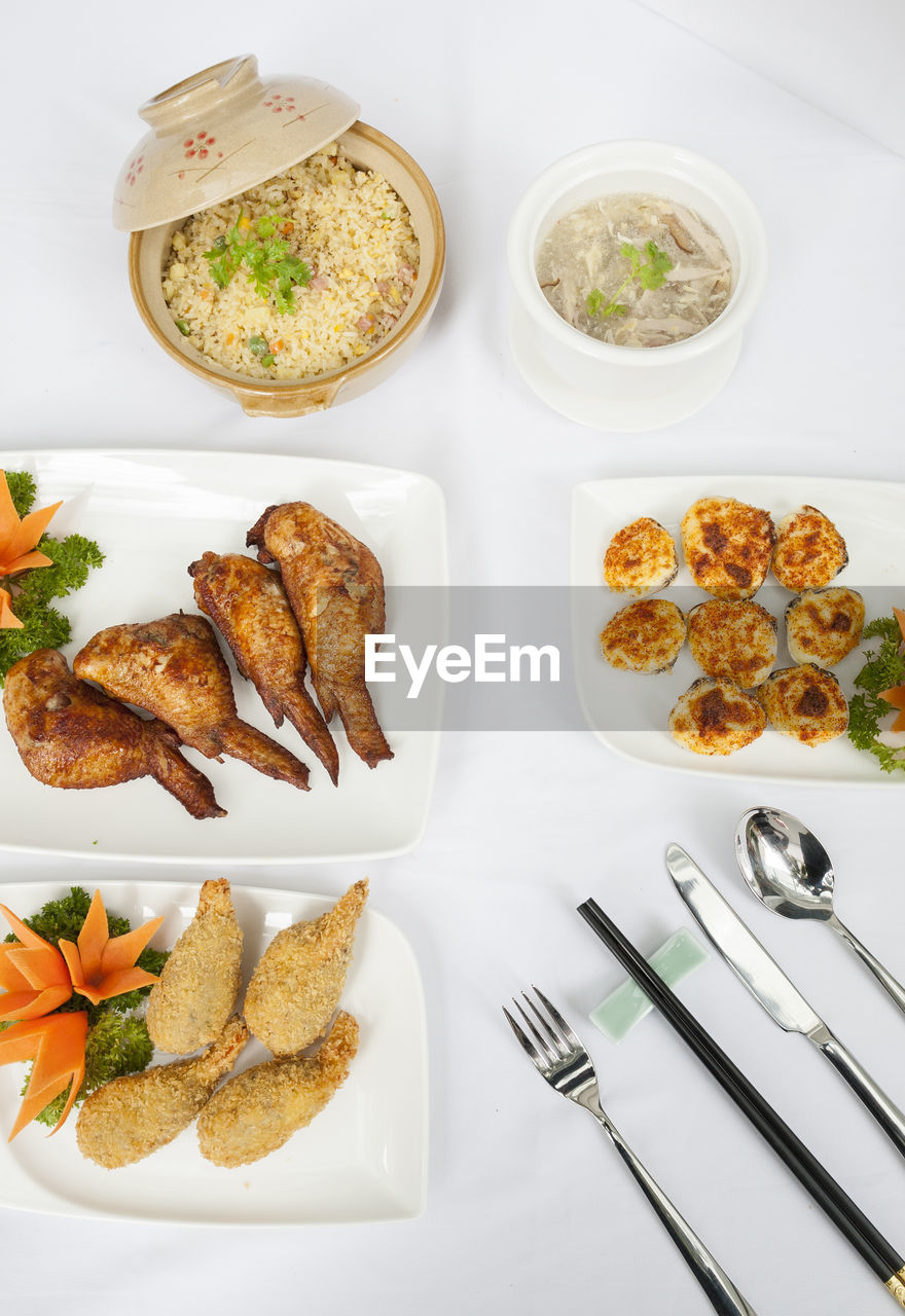 HIGH ANGLE VIEW OF VEGETABLES IN PLATE ON TABLE