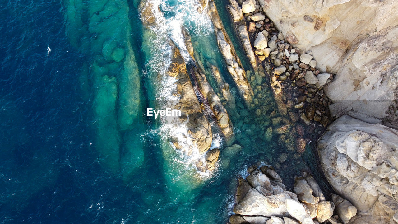 HIGH ANGLE VIEW OF SEA WAVES