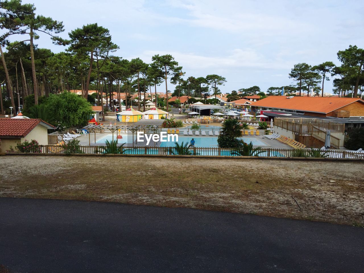 SWIMMING POOL BY HOUSE AGAINST SKY